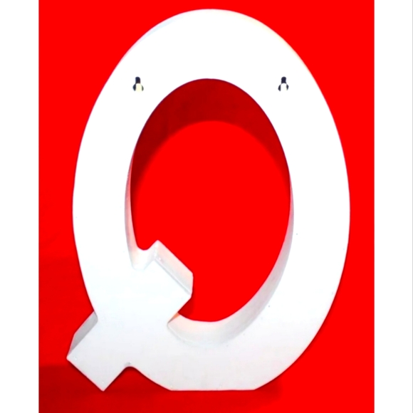 Large Distressed White Wall Desk Letter Q - Picture 3 of 15